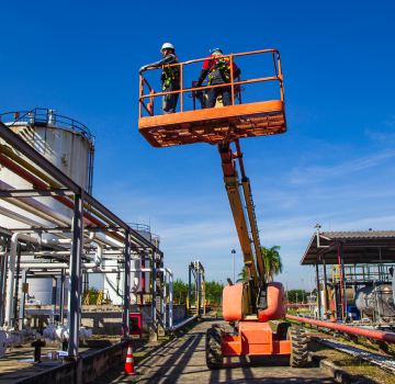 Plataforma elevatória telescópica para acesso a alturas